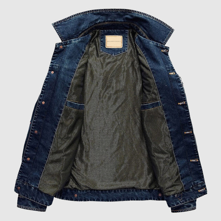 Närbild på fickorna på en modern blå herrjeansjacka. Praktisk design för en stilren vardagslook.