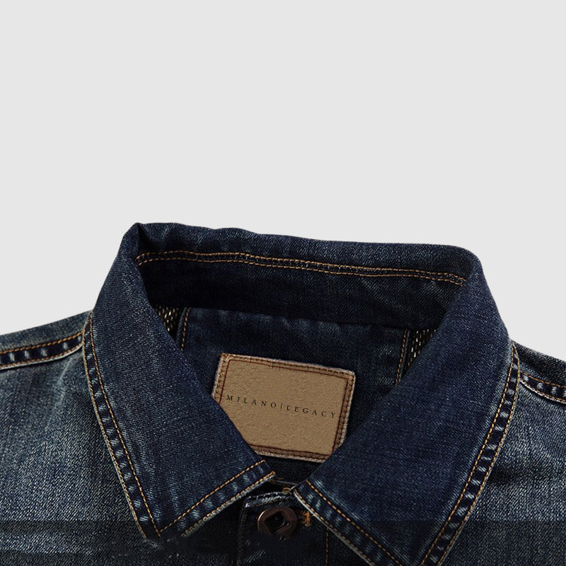 Ryggvy av en tidlös blå herrjeansjacka. Stilren vardagsjacka som ytterplagg för den moderna mannen.