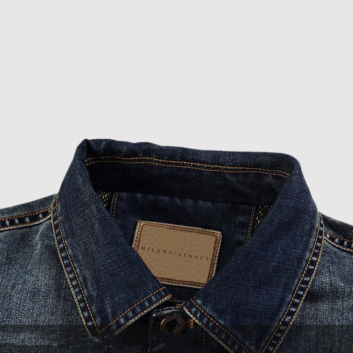 Ryggvy av en tidlös blå herrjeansjacka. Stilren vardagsjacka som ytterplagg för den moderna mannen.