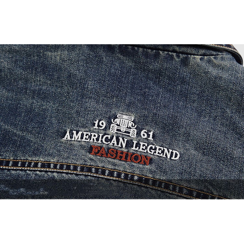 Detaljerad bild av krage och knappar på en modern jeansjacka herr. Högkvalitativ blå denim.
