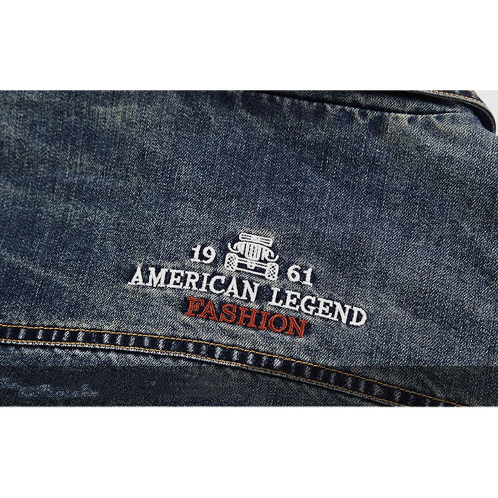 Detaljerad bild av krage och knappar på en modern jeansjacka herr. Högkvalitativ blå denim.