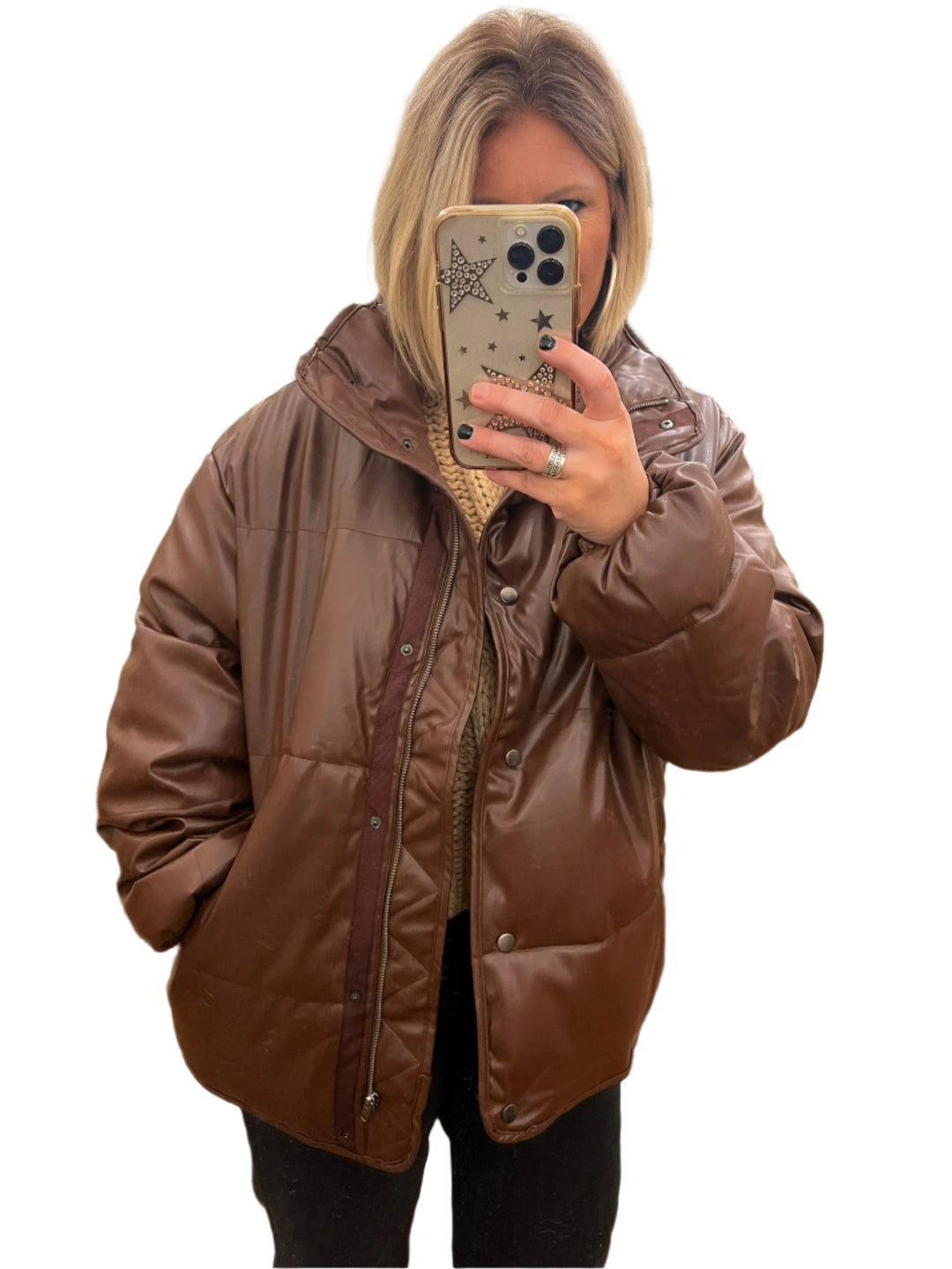 Modern brun dam pufferjacka. Varm vinterjacka i trendig design för både fest och vardag. Perfekt ytterplagg.