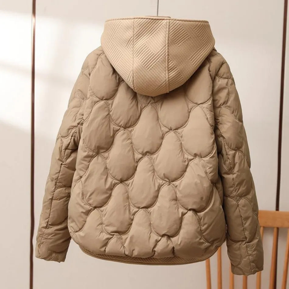 Isolerad dam pufferjacka i modern design. Idealisk för höstens utomhusaktiviteter och casual vardagsstil.