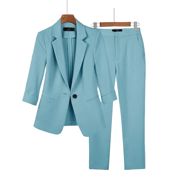 Modern damkostym, elegant affärsklädsel för kvinnor, stilren blazer och byxor för professionell look.