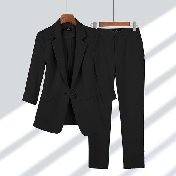 Elegant damkostym med modern blazer och matchande byxa, idealisk för business och formella tillfällen.