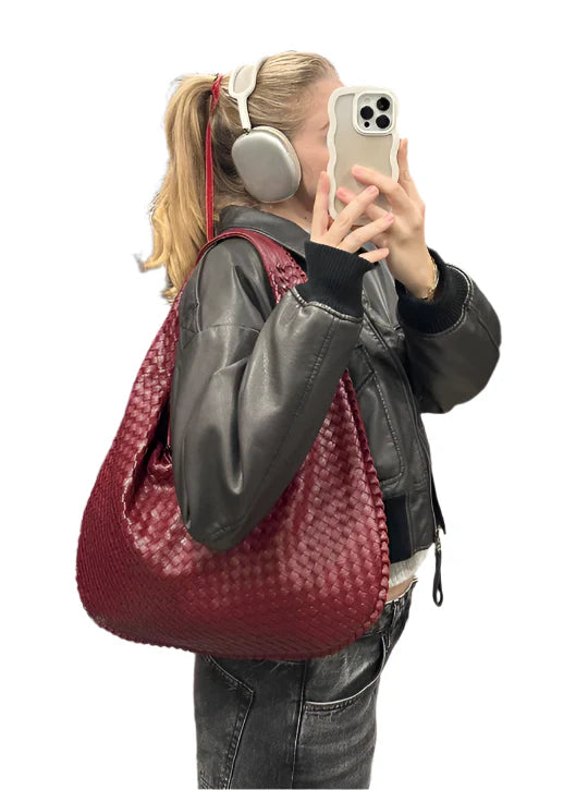 Modern damtygväska, rymlig och vattentålig. Perfekt handväska för vardagsbruk med stilren design.