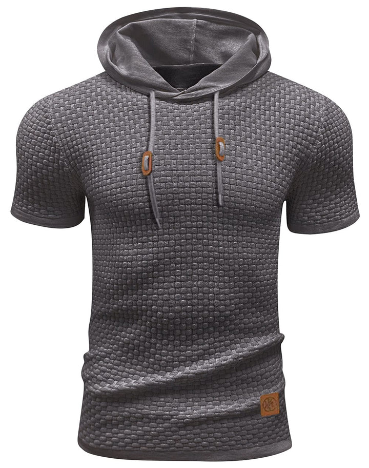 Streetwear-inspirerad kortärmad herrhoodie i modern design. Perfekt för en avslappnad sommarlook.