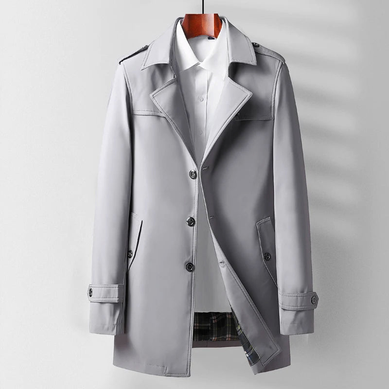 Elegant enfärgad herr trenchcoat, idealisk som övergångsjacka. Stilren för kontoret eller fritid.
