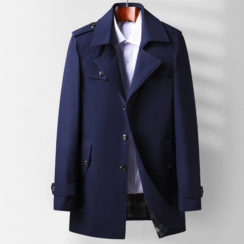 Stilren herrkappa med modern design. En klassisk trenchcoat som ytterplagg för både vår och höst.
