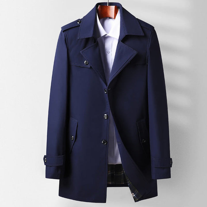 Stilren herrkappa med modern design. En klassisk trenchcoat som ytterplagg för både vår och höst.