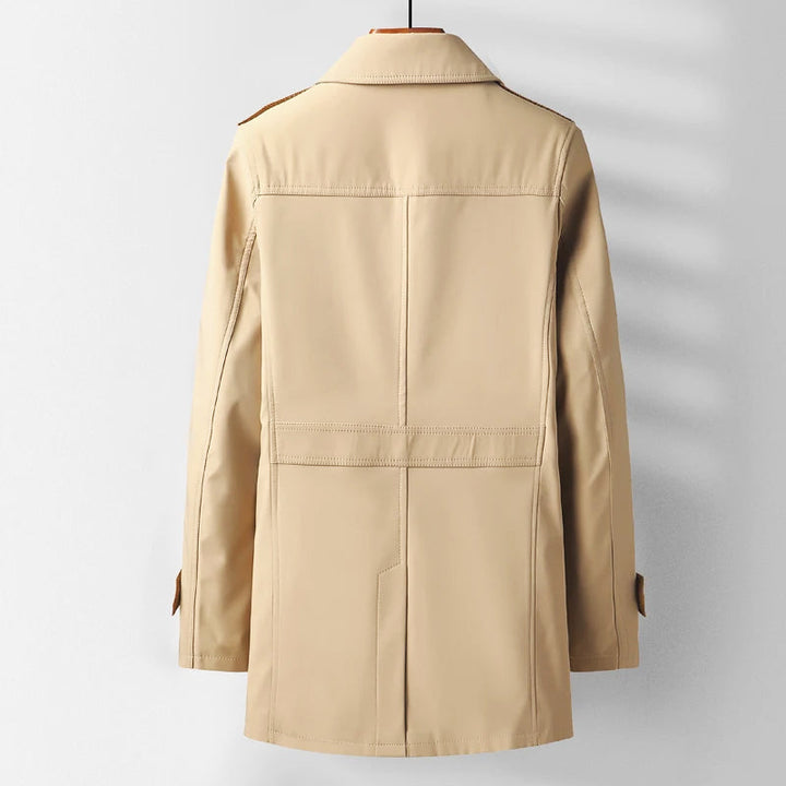 Herrjacka: Modern trenchcoat i elegant stil. Enfärgad kappa som ytterplagg för en sofistikerad look.