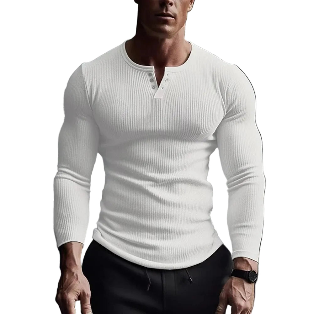 Modern herrskjorta Henley slim fit i mjukt tyg, perfekt för stilren vardag och fest.