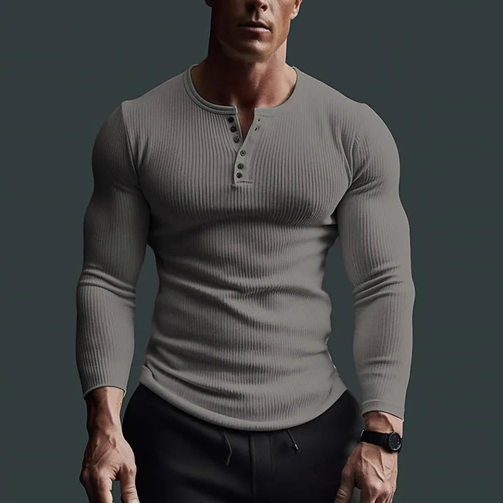 Elegant Henley-skjorta för män i slim fit, erbjuder komfort och stil för en avslappnad men välklädd vardag.