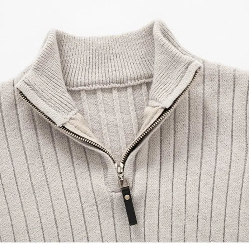 Bekväm herrtröja med halv dragkedja, elegant look. En mjuk pullover med hög krage, idealisk för herrmode.