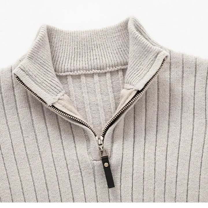 Bekväm herrtröja med halv dragkedja, elegant look. En mjuk pullover med hög krage, idealisk för herrmode.