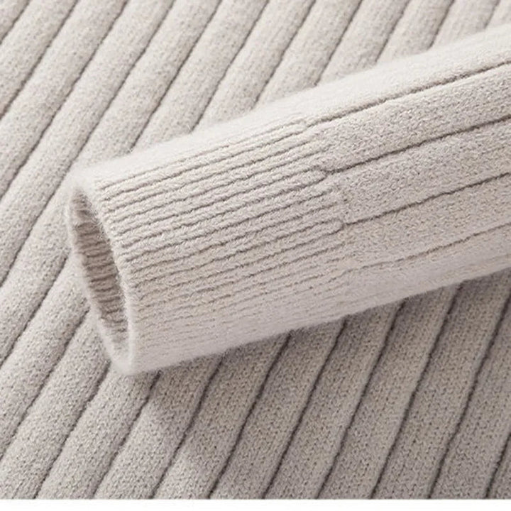 Trendig herrtröja med modern halv dragkedja. En stilren pullover med hög krage och ribbade muddar för män.