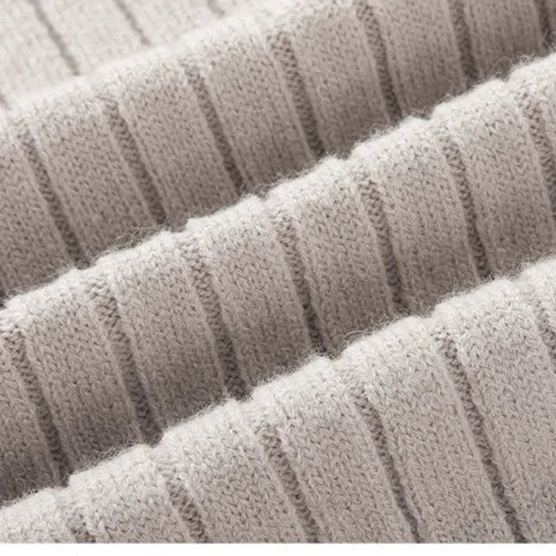 Herrtröja med halv dragkedja och hög krage. Bekväm pullover med ribbade muddar, perfekt för stilrent herrmode.