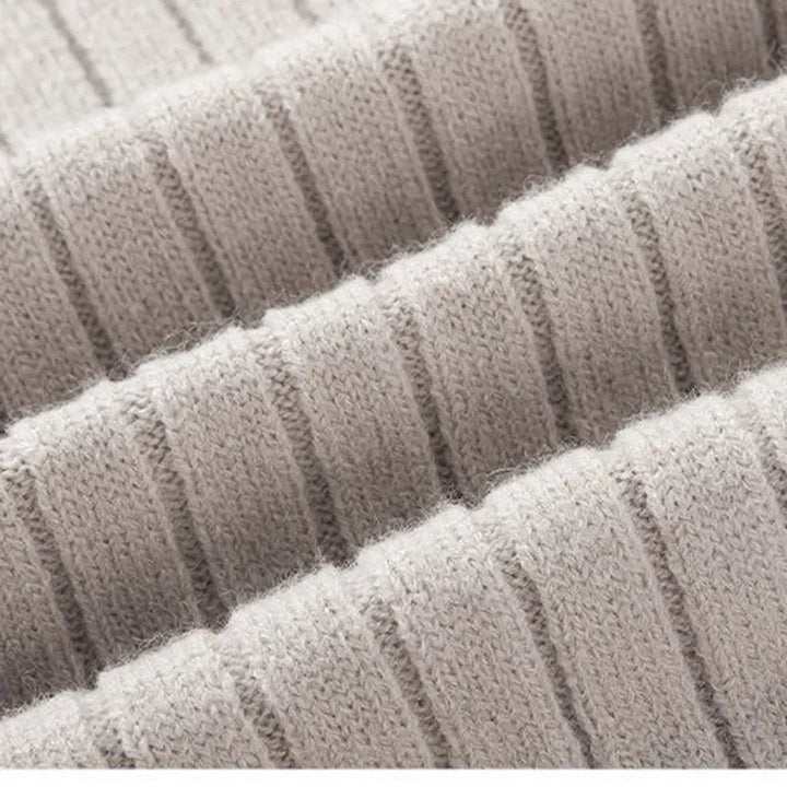 Herrtröja med halv dragkedja och hög krage. Bekväm pullover med ribbade muddar, perfekt för stilrent herrmode.