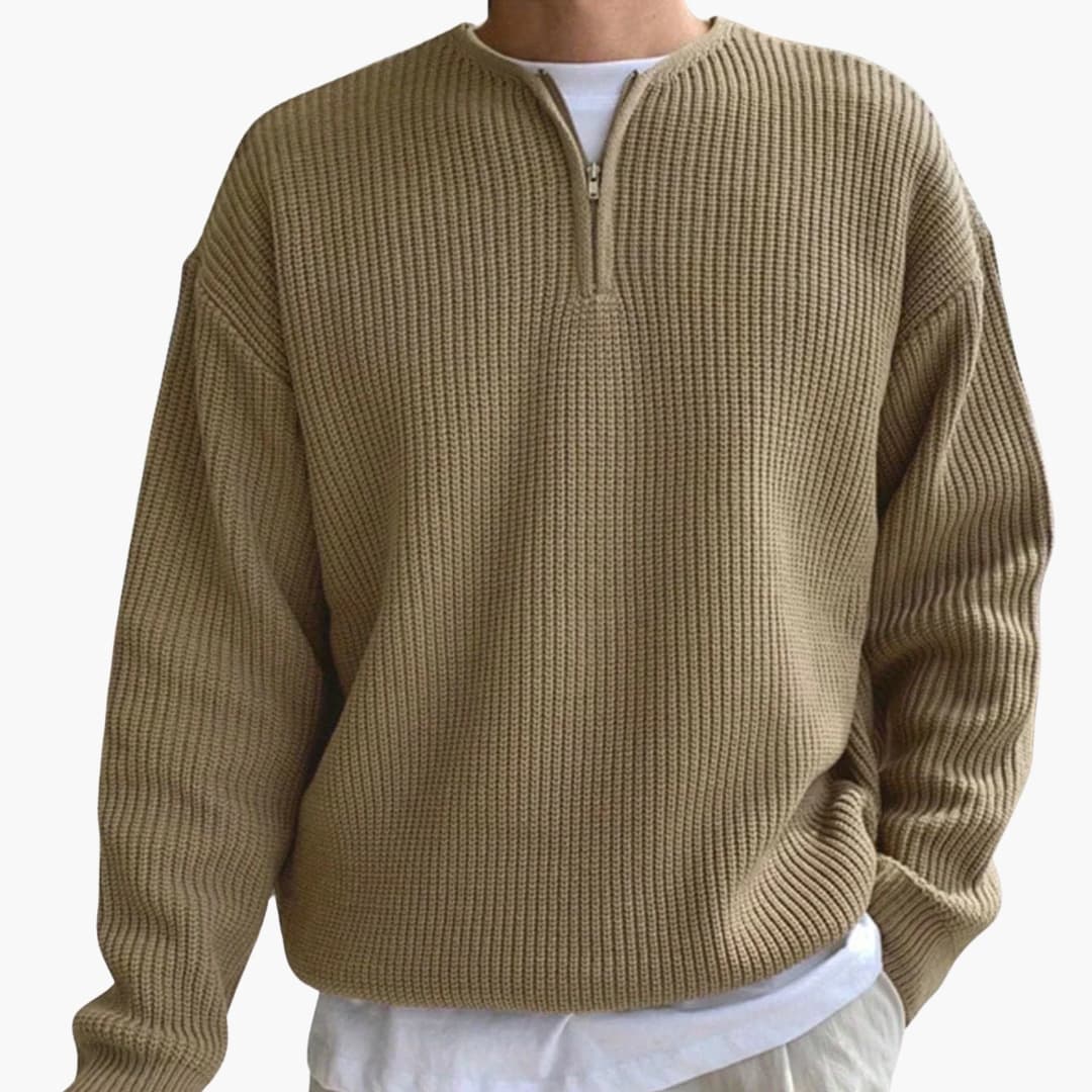 Detaljbild av halvzip-kragen på en herrtröja i mjukt tyg. Modern design för stilfulla herrmode.