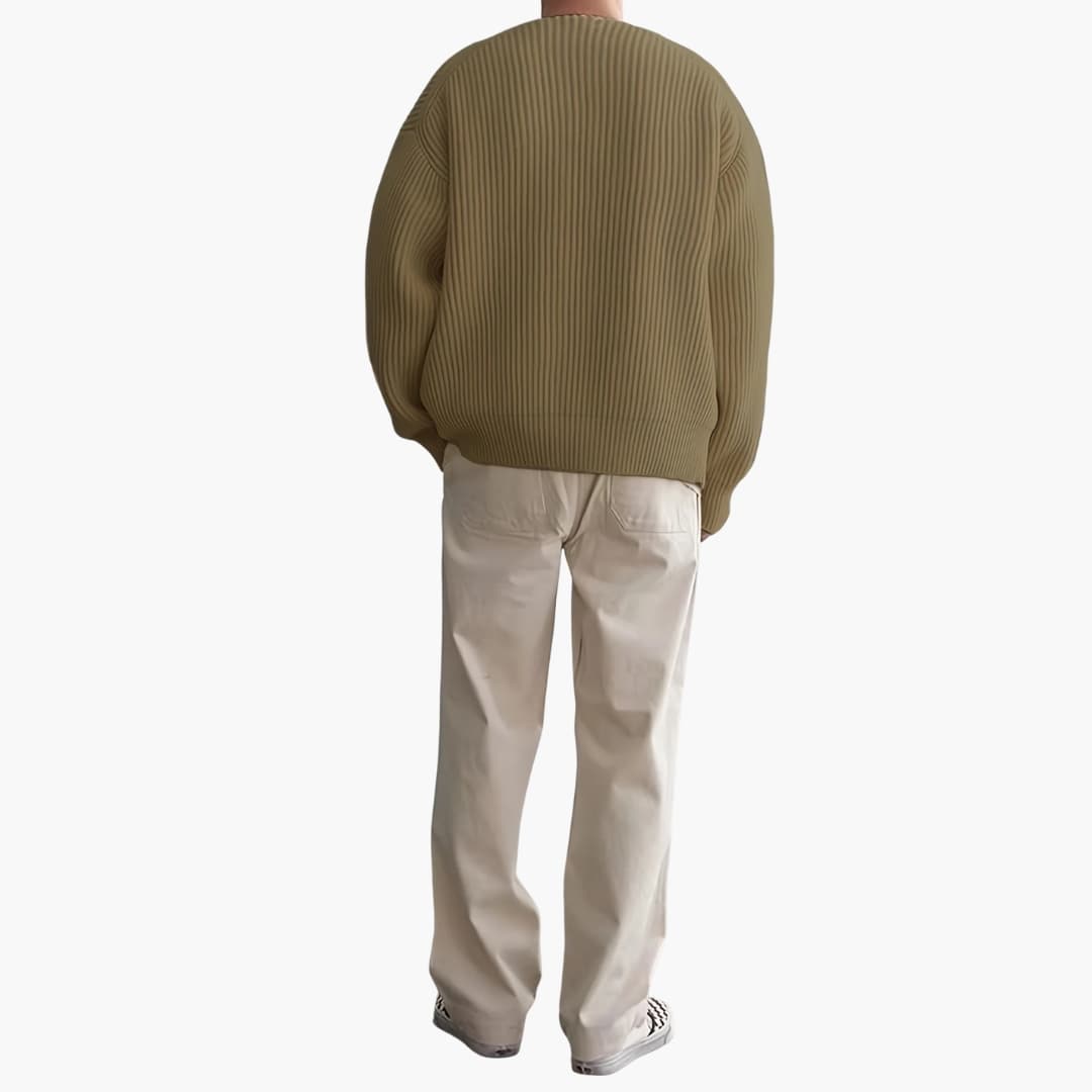 Elegant herrtröja med halvzip, långärmad och anpassad för modern stil. En nyckelvara i herrmode.