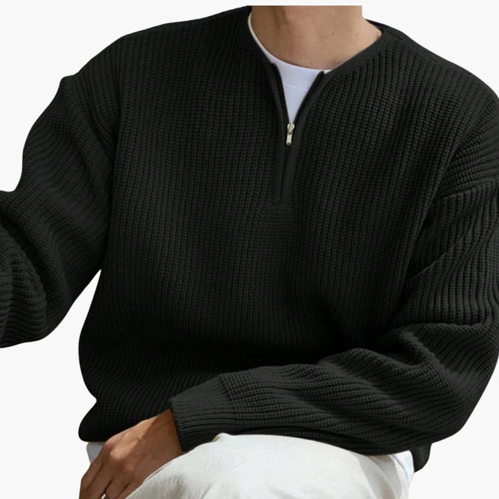 Svart, långärmad herrtröja med halvzip. Perfekt för vardagsmode, modern stil och bekväma höst/vinterdagar.