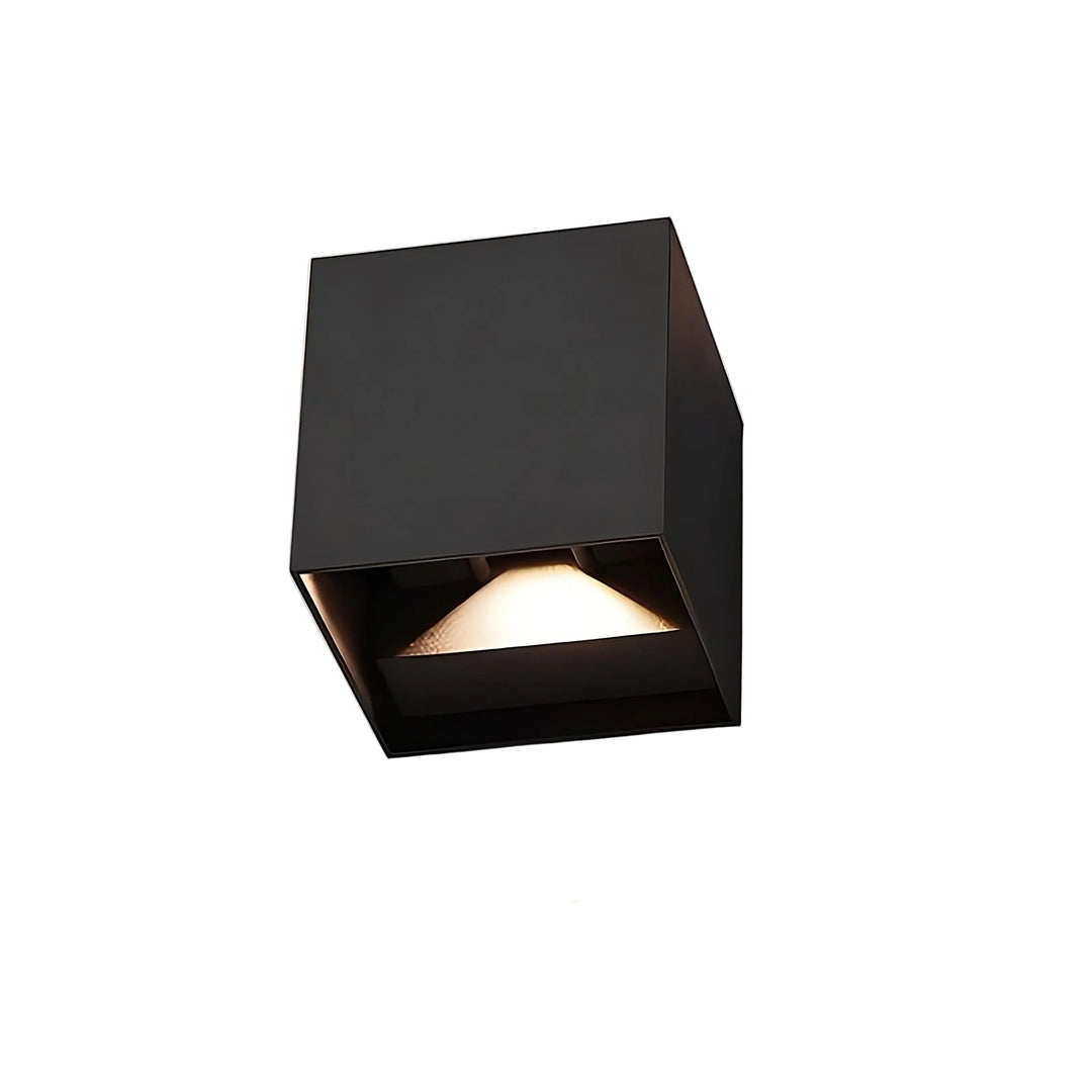 Modern kubformad LED-vägglampa med rörelsesensor. Perfekt för smart och energisnål hall- eller trappbelysning.
