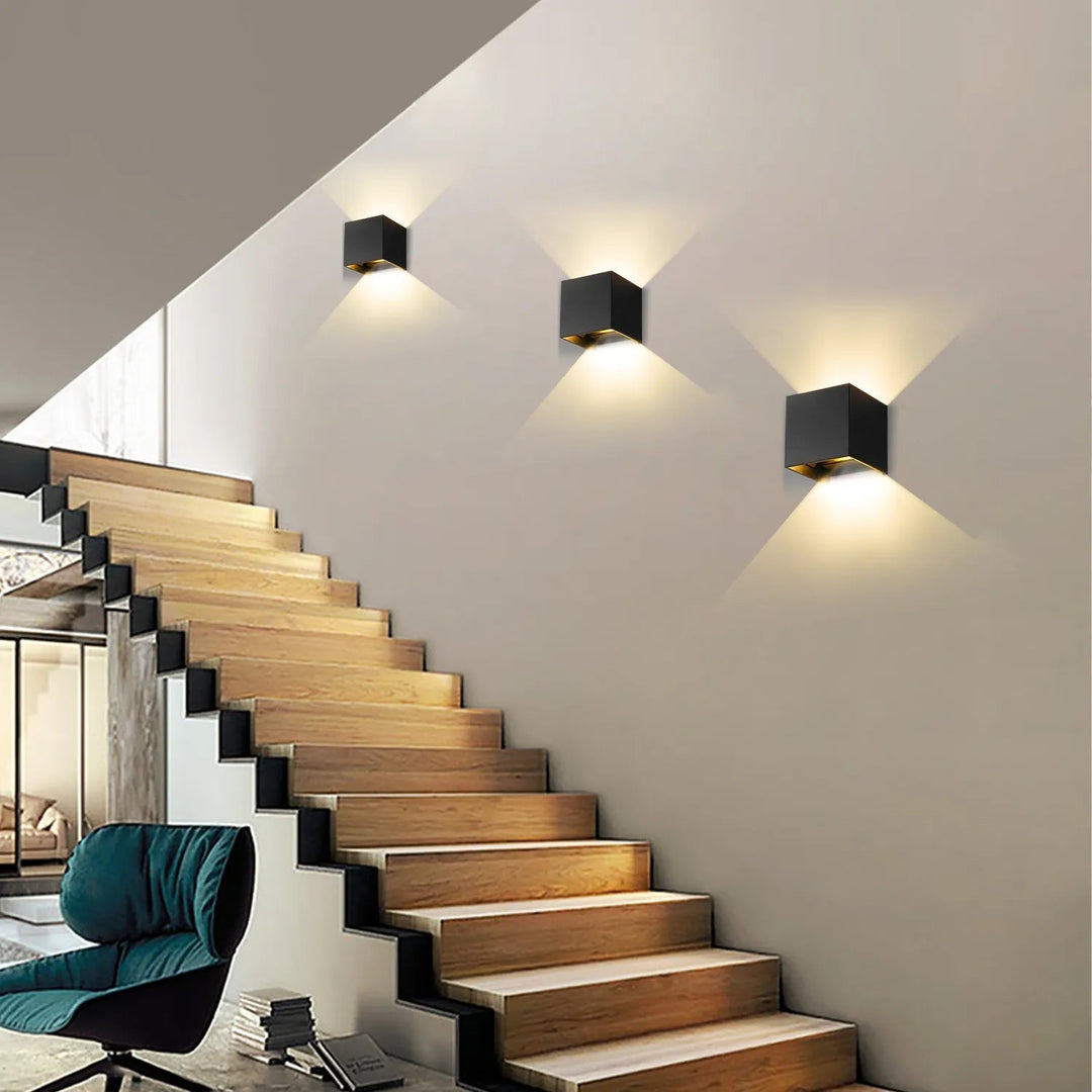 Vägglampa i modern kubdesign med inbyggd rörelsesensor. Stilren LED-belysning för hall och korridor.