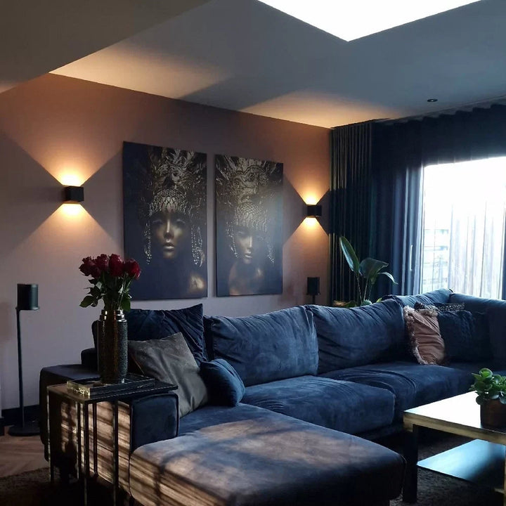 Smart LED-vägglampa med rörelsesensor, kubdesign. Energisnål belysning för hemmet, perfekt som trappbelysning.