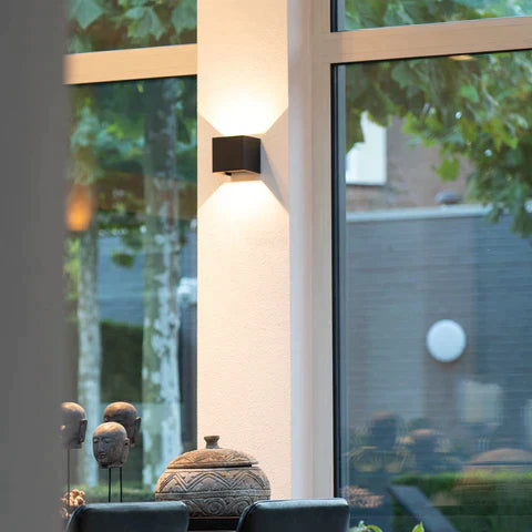 Vägglampa med rörelsesensor, modern kubdesign. Ger smart och energieffektiv LED-belysning vid trappor.