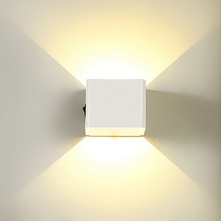 Kubformad LED-vägglampa med smart rörelsesensor. Ger effektiv och modern belysning i hallen, energisnål.