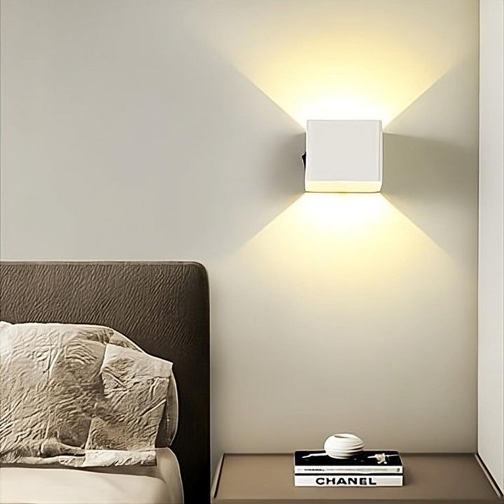 Modern vägglampa i kubdesign med rörelsesensor. Smart och energisnål LED-belysning för trappa eller hall.