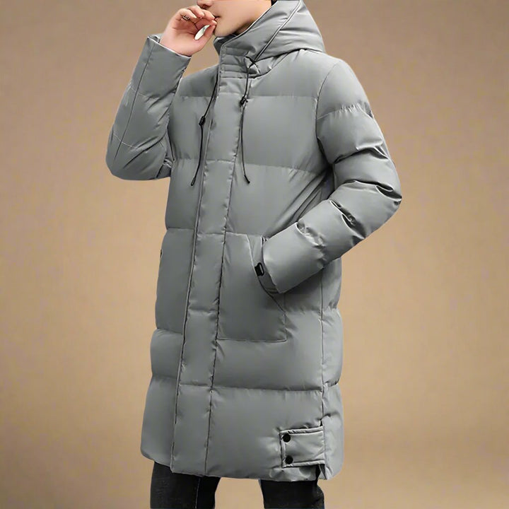 Lång, modern herrparkas. Varm, vattentät vinterjacka för utomhusaktiviteter och stilren look.