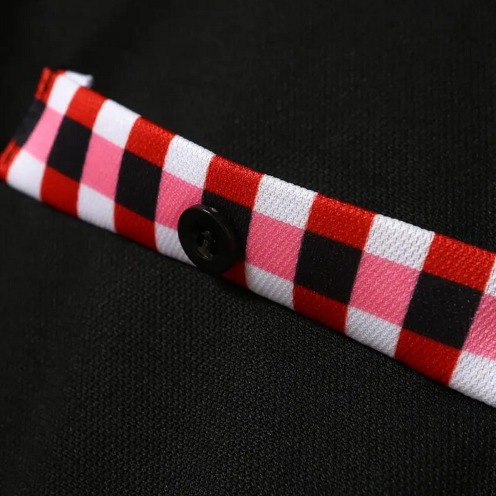 Närbild på modern långärmad herr t-shirt. Högkvalitativt, ventilerande material för maximal komfort.