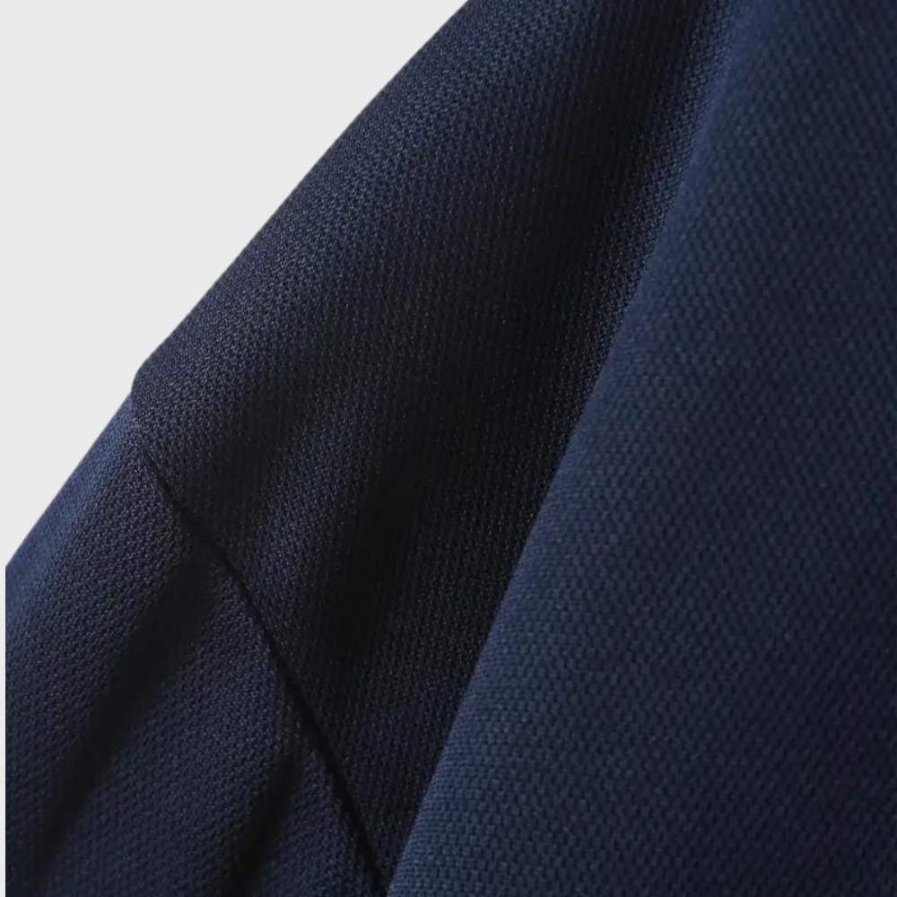Detalj av modern långärmad herr t-shirt. Fokus på sömmar och det bekväma, ventilerande tyget.