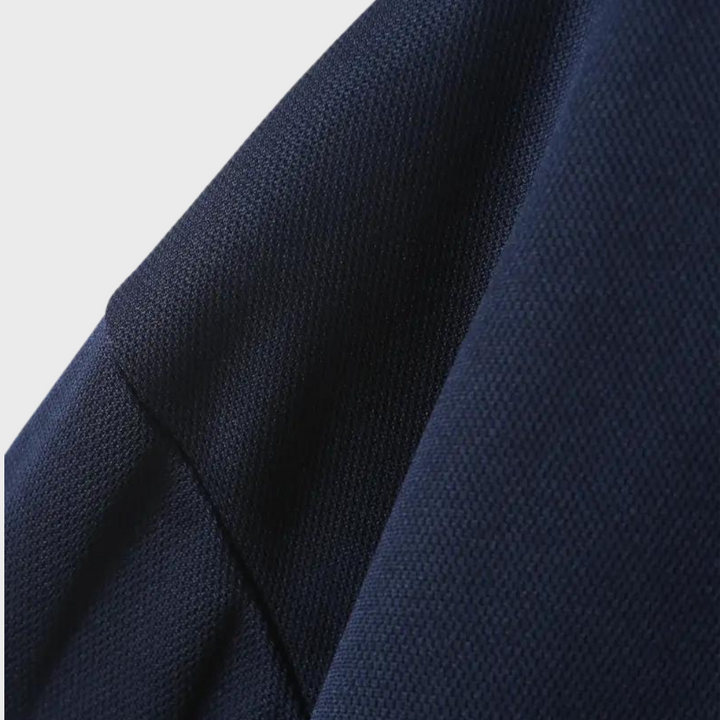 Detalj av modern långärmad herr t-shirt. Fokus på sömmar och det bekväma, ventilerande tyget.