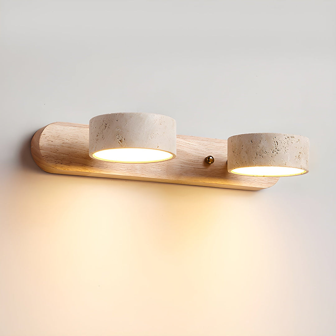 Brun modern vägglampa med integrerad LED-belysning. Idealisk som sovrumslampa eller badrumslampa.