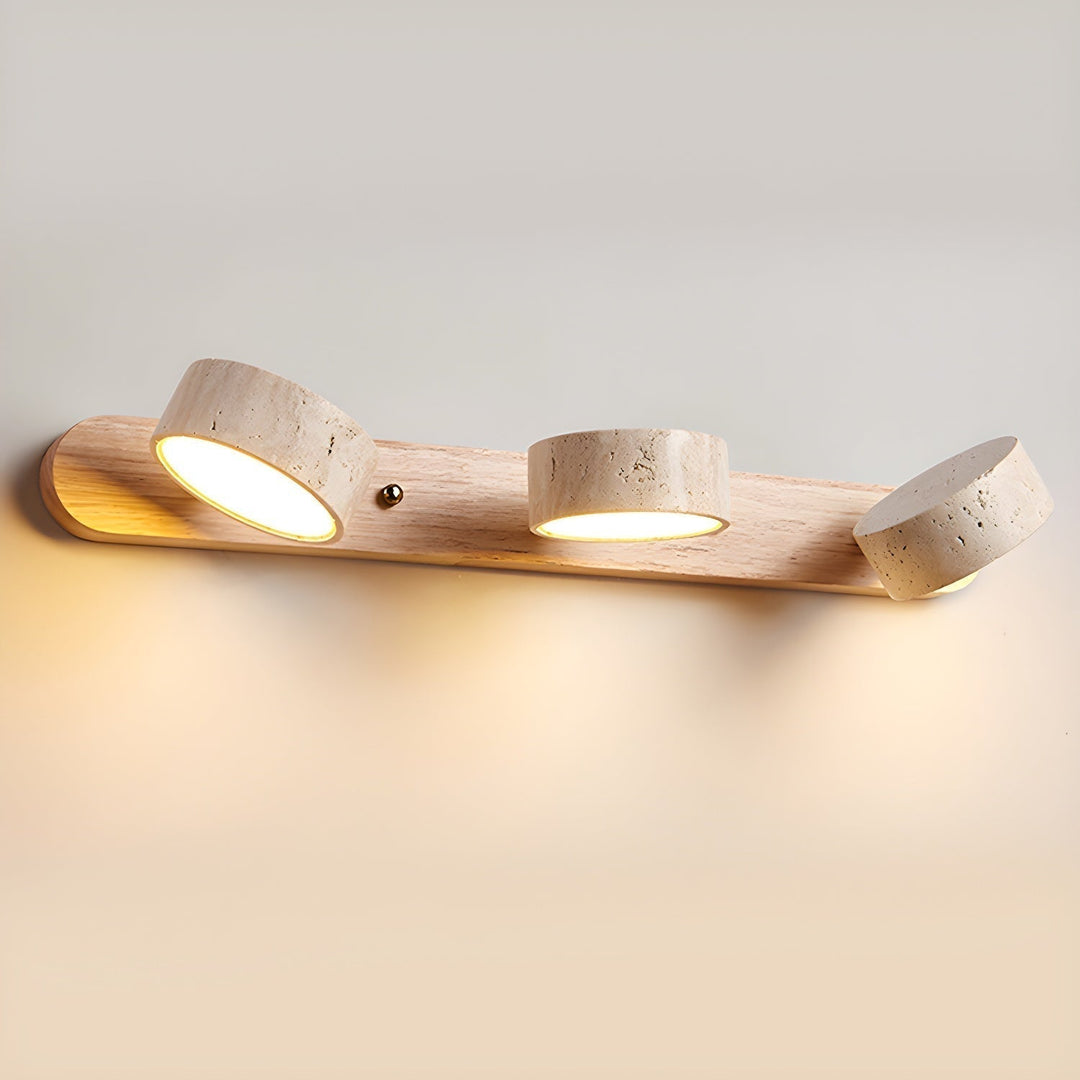Brun designvägglampa med integrerad LED. En modern detalj i badrum, sovrum eller hall.