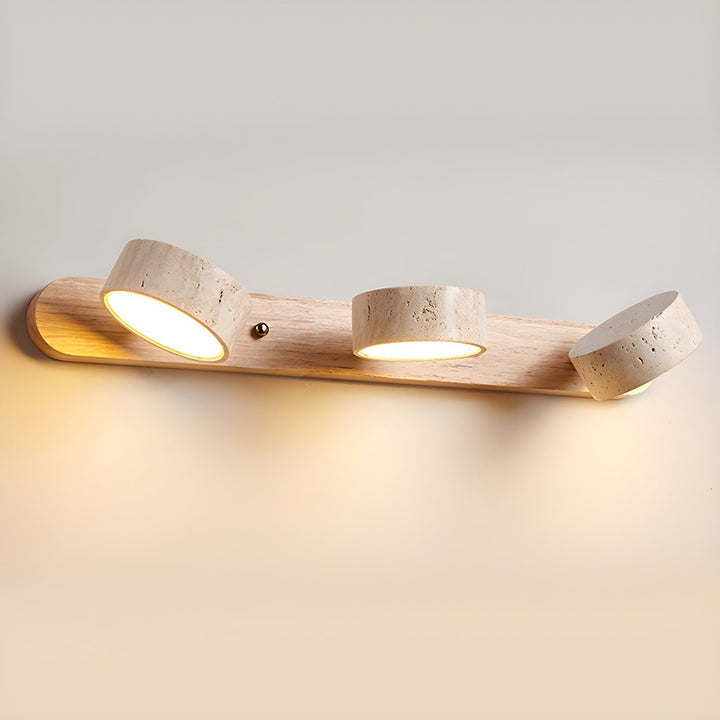 Brun designvägglampa med integrerad LED. En modern detalj i badrum, sovrum eller hall.