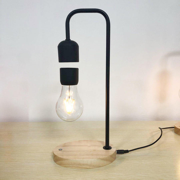 Elegant svävande lampa med modern design och touchkontroll, perfekt som skrivbordslampa eller inredningsdetalj.
