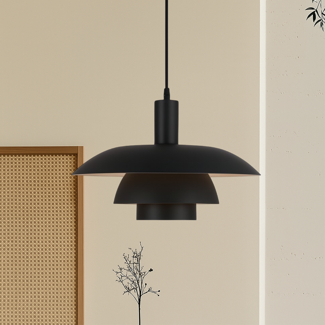 Pendellampa i vit finish, LED, modern nordisk design för matsal eller elegant hall.