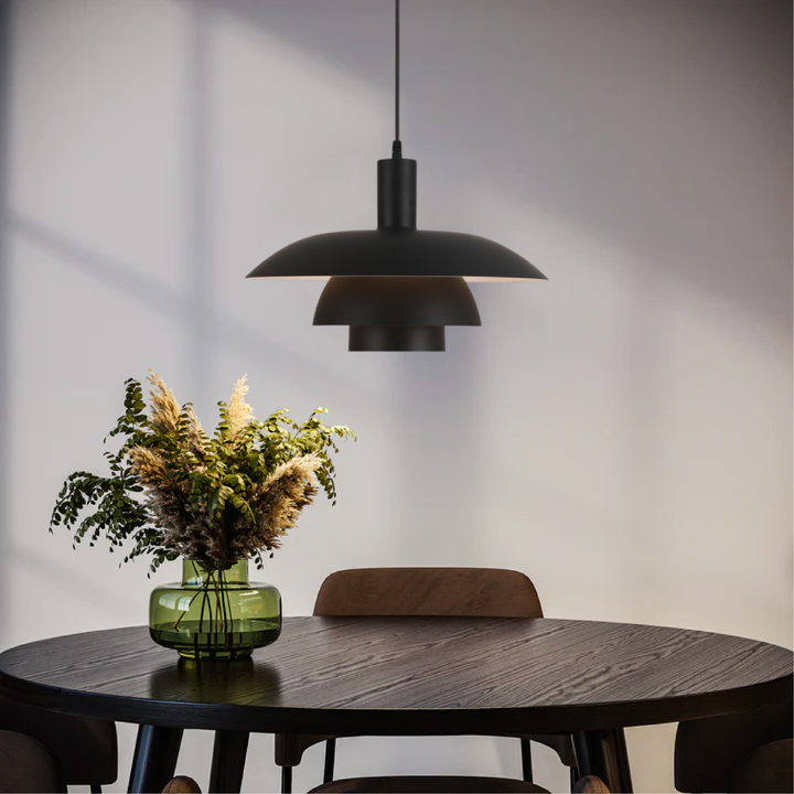 Vacker LED-belysning, pendellampa i skandinavisk design, perfekt över matbordet.