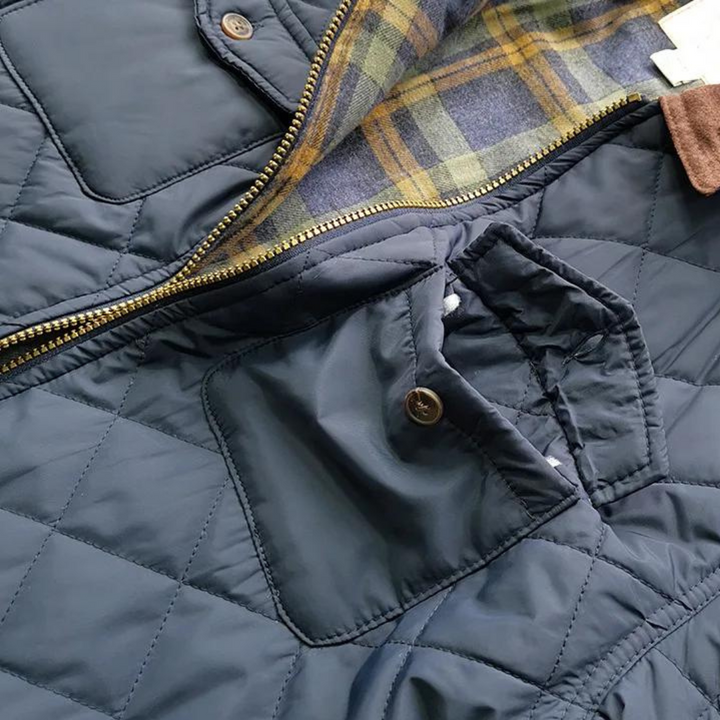 Stilren modern herrjacka, quiltad för optimal komfort, en mångsidig jacka för outdoor-äventyr.