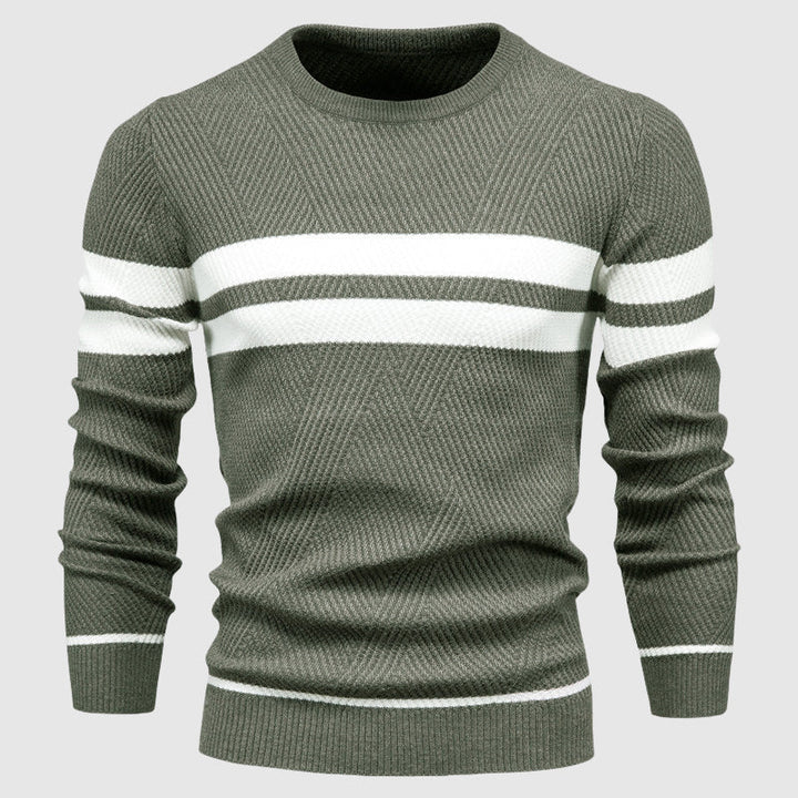 Man bär modern randig herrtröja i avslappnad stil. Bekväm stickad vardagströja, höstmode.