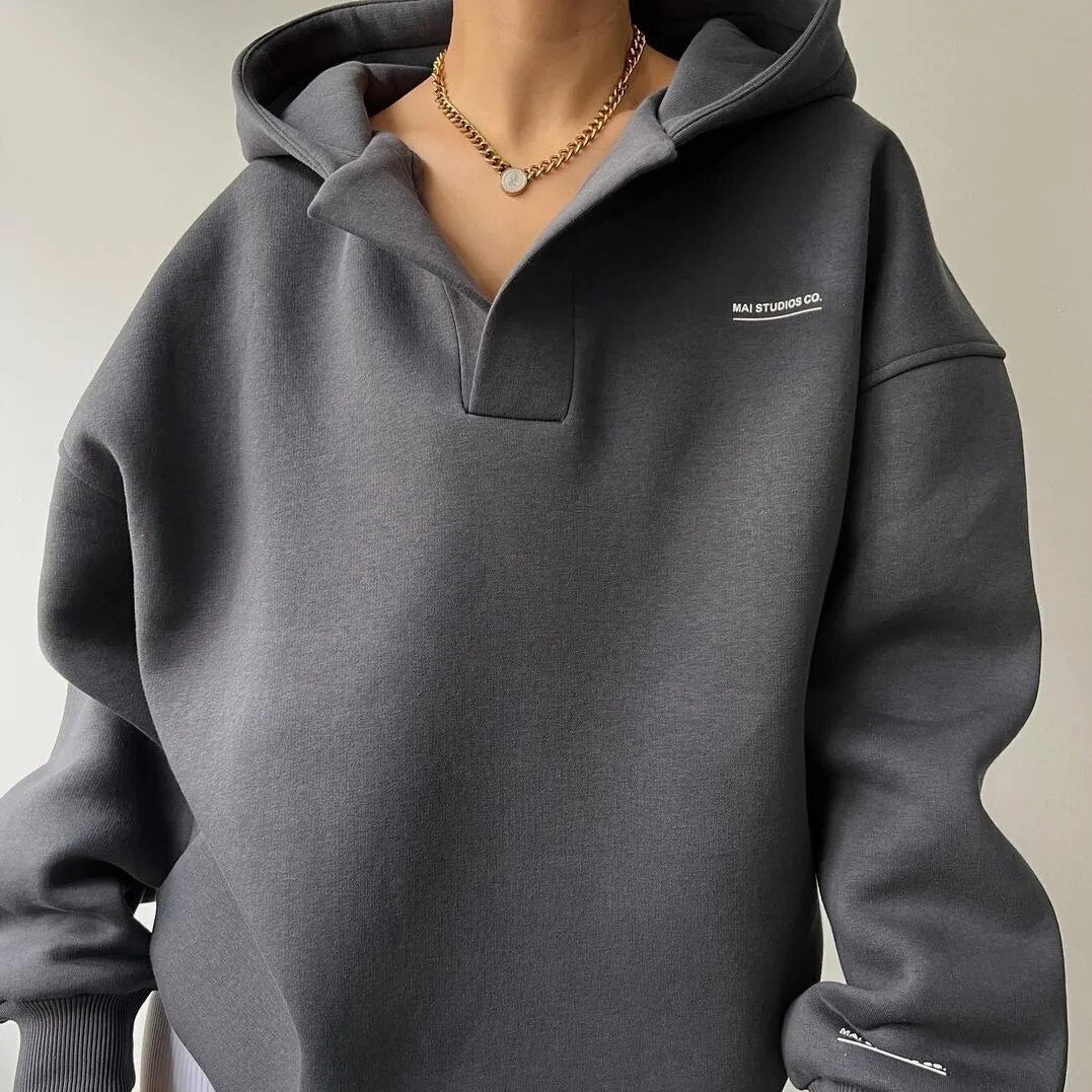 Stilren kapuzenpullover för kvinnor i modern design, tillgänglig i trendiga färger som rosa, beige och grå.