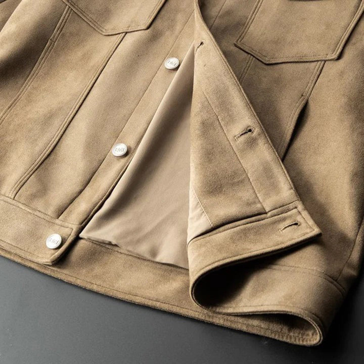 Närbild på modern herr höstjacka i stilren grå färg. Varmt ytterplagg med elegant finish.