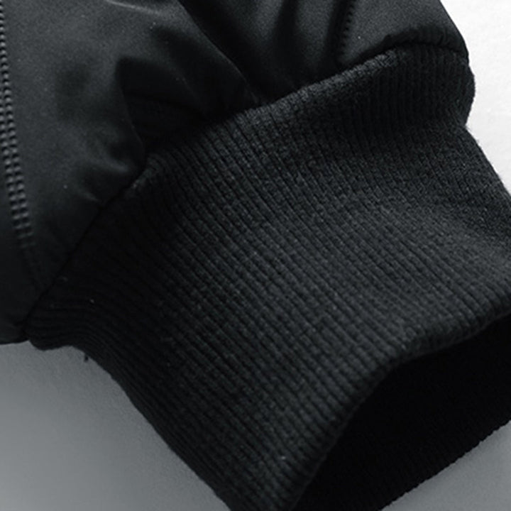 Mångsidig herrjacka i modern stil. Varm, trendig och bekväm för höst- och vintervardag.