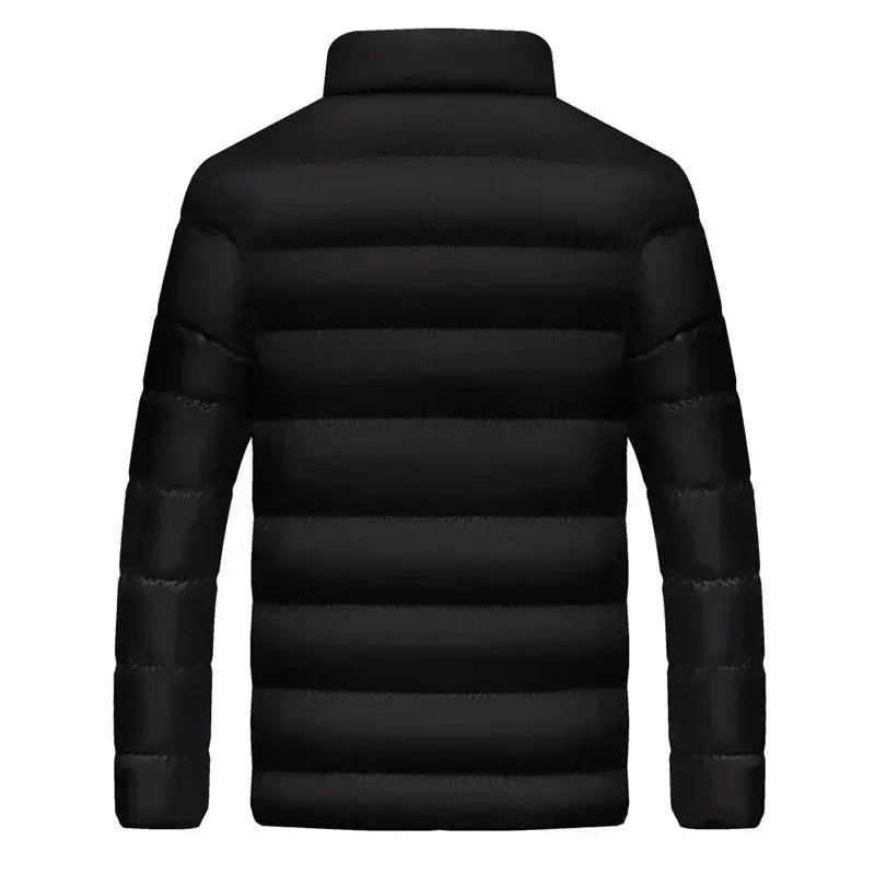 Man bär modern, varm vinterjacka. Stilren design, perfekt passform för höst & vinter.