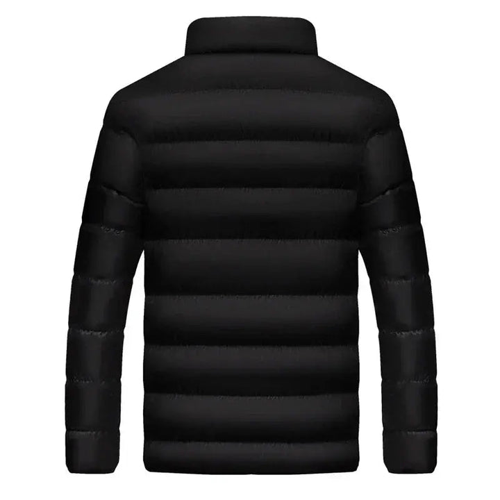 Man bär modern, varm vinterjacka. Stilren design, perfekt passform för höst & vinter.