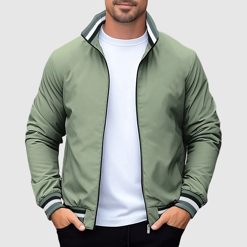Stilren herrjacka i vit design. Modern vardagsjacka som håller dig torr i regn.