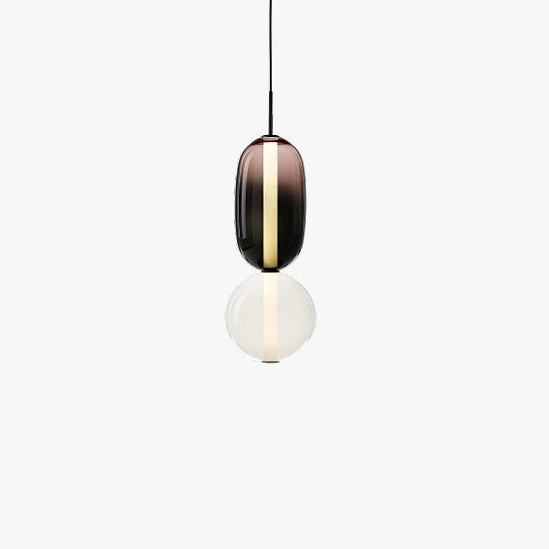 Modern taklampa i glas, elegant design för vardagsrum och matsal. Skapar stämningsfull LED-belysning.